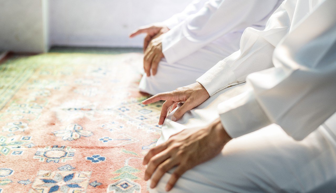 Temukan keutamaan Salat Tarawih hari pertama Ramadhan, dari pengampunan dosa hingga peningkatan iman dan keberkahan