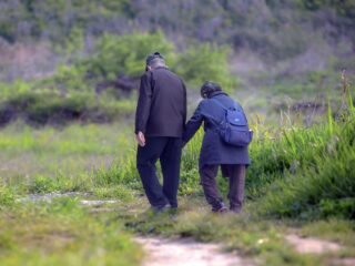 Temukan kekuatan dan harapan dalam kebersamaan melalui lagu "Langkah Bersama." Apa yang terjadi saat kita melangkah bersama?