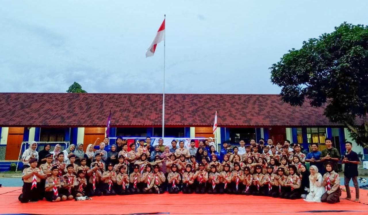 Acara buka puasa bersama di SMPN 1 Cisoka memperkuat silaturahmi alumni dan anggota Pramuka setelah 32 tahun berdiri.