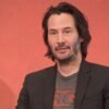 Keanu Reeves, sosok sederhana dan inspiratif, menunjukkan kebaikan hati dan kerendahan dalam dunia Hollywood yang glamor.