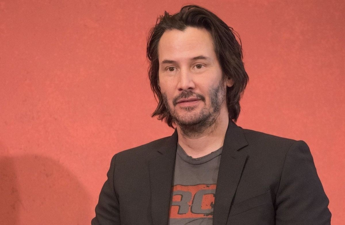 Keanu Reeves, sosok sederhana dan inspiratif, menunjukkan kebaikan hati dan kerendahan dalam dunia Hollywood yang glamor.