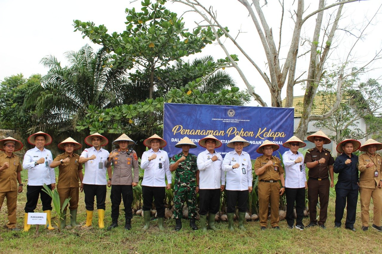 Program Ketahanan Pangan Nasional: Kanwil Ditjenim Jambi Tanam Ribuan Pohon Kelapa