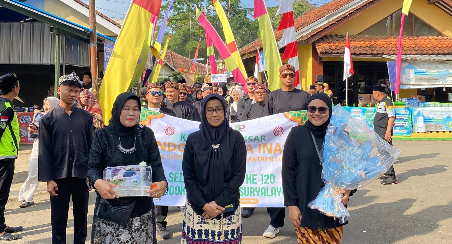 Ribuan peserta lintas generasi meriahkan pawai natura hari kesembilan Milad ke-120 Pondok Pesantren Suryalaya di Tasikmalaya.